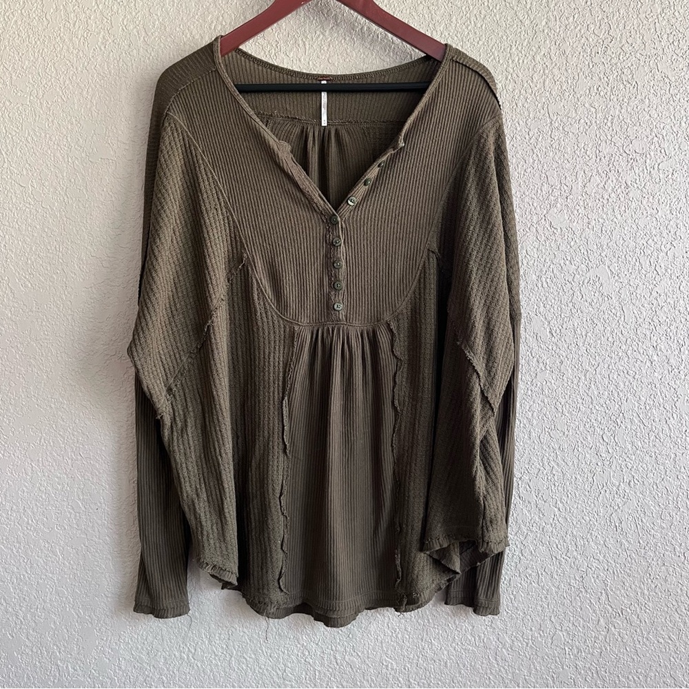 🦩 Free People Leo Henley Waffle Thermal Top - Olive Green Medium - Picture 7 of 12